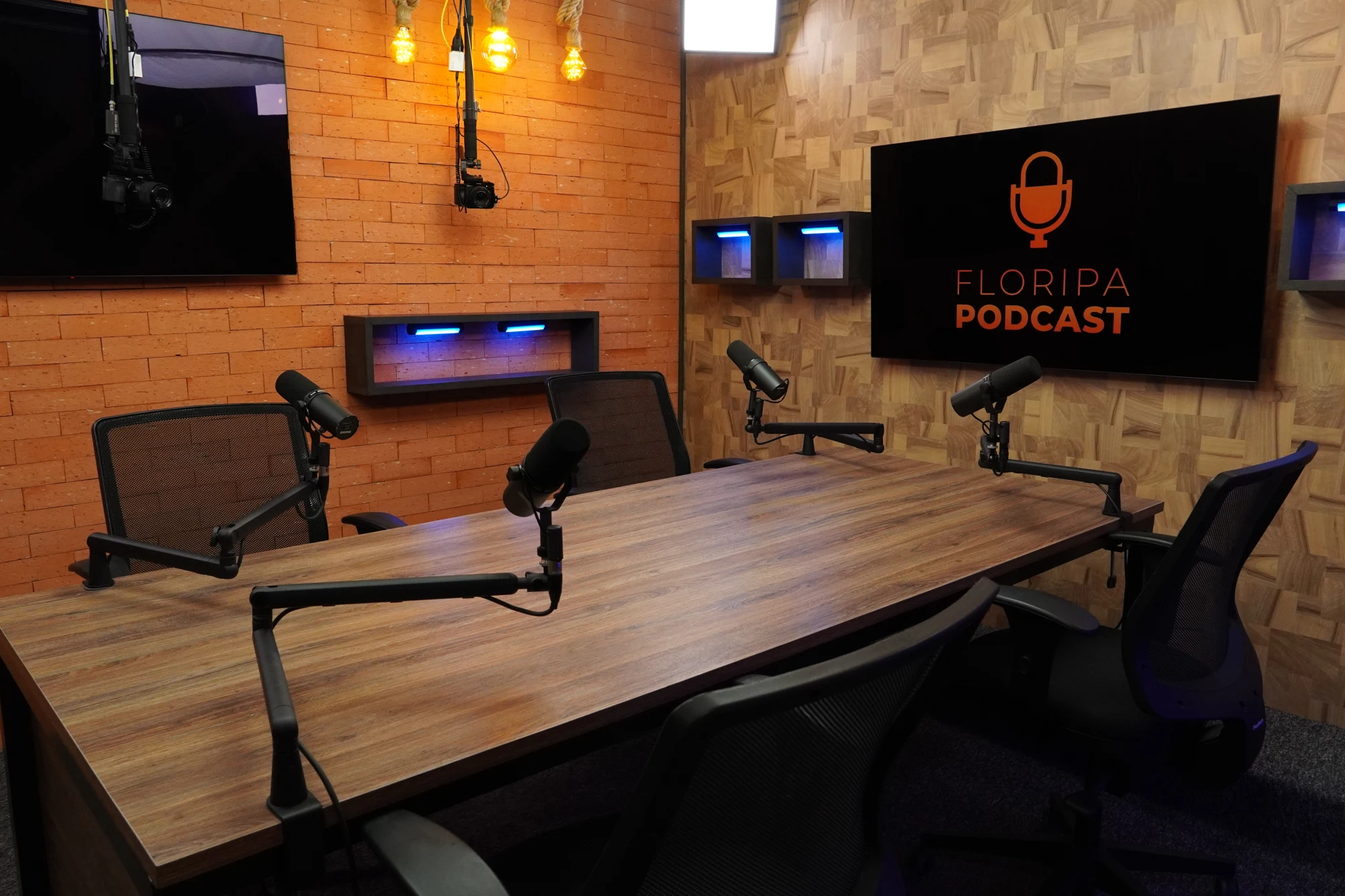 Mesa de gravação com quatro microfones e telas para personalização