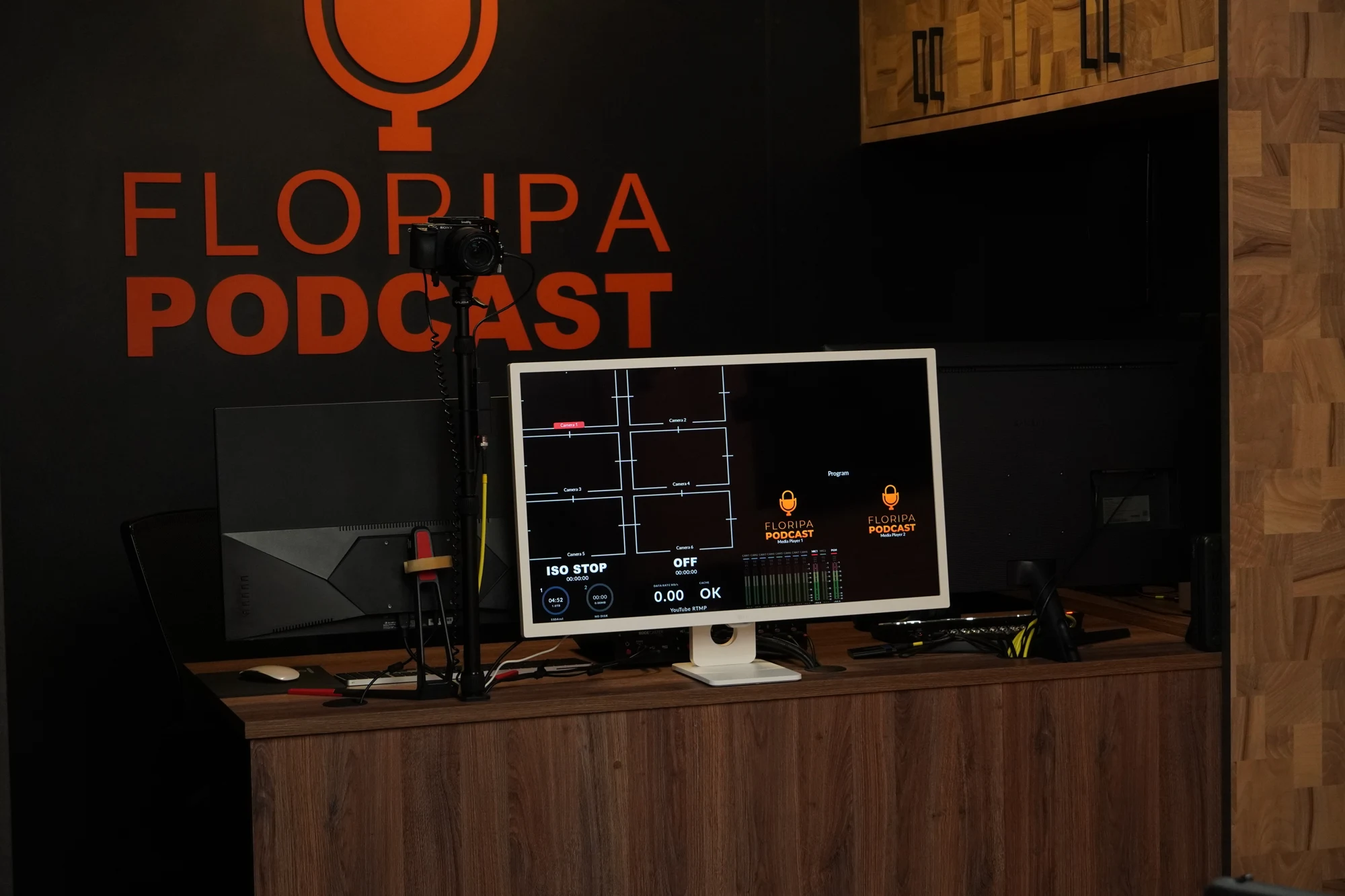 Bancada de operação com a identidade do Floripa Podcast