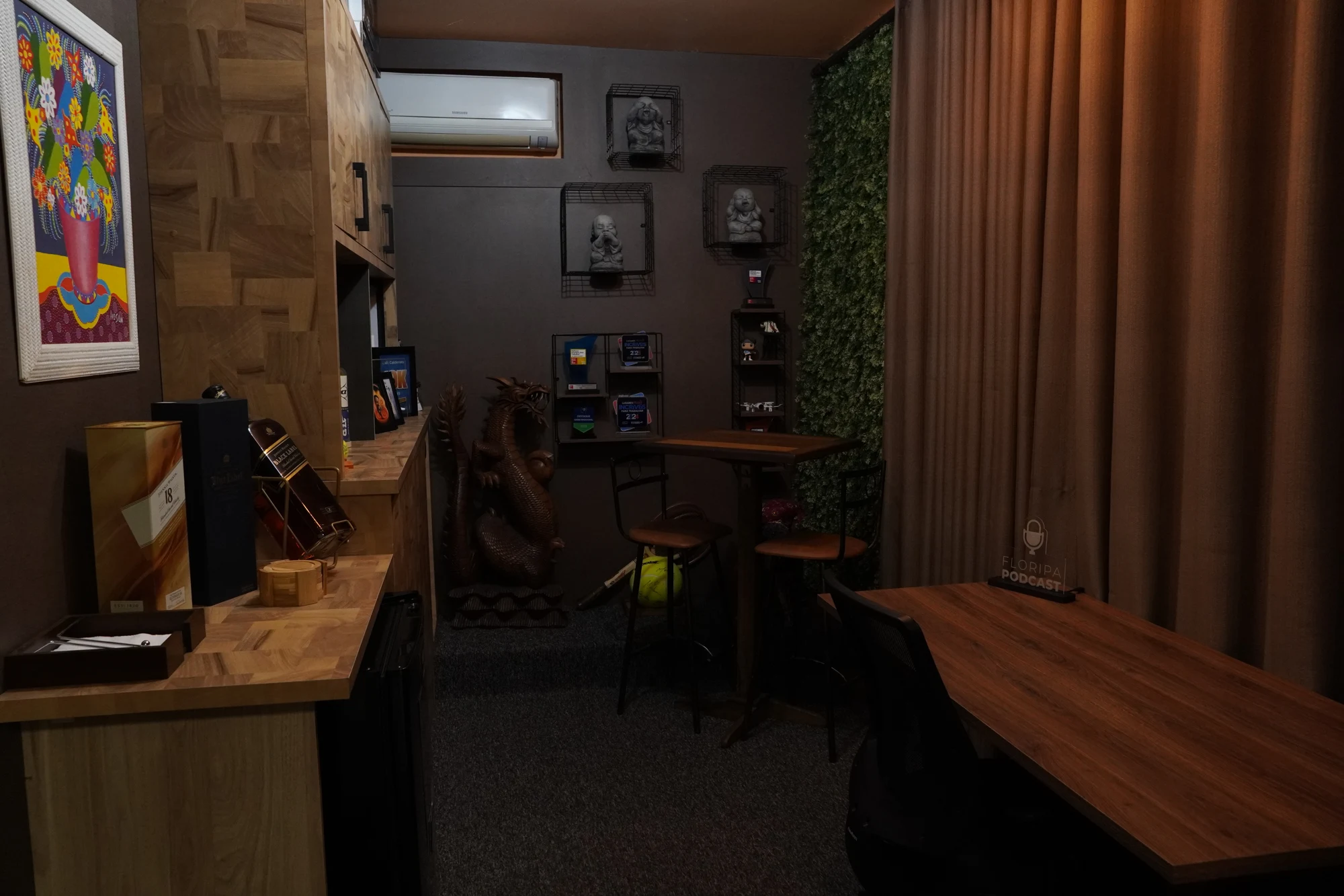 Área de apoio atual do Floripa Podcast, com mesas, cadeiras e decoração