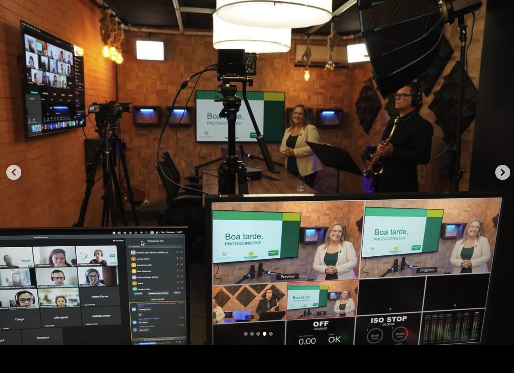 Bastidores de uma transmissão com participantes no estúdio, reunião online e operação multicâmera